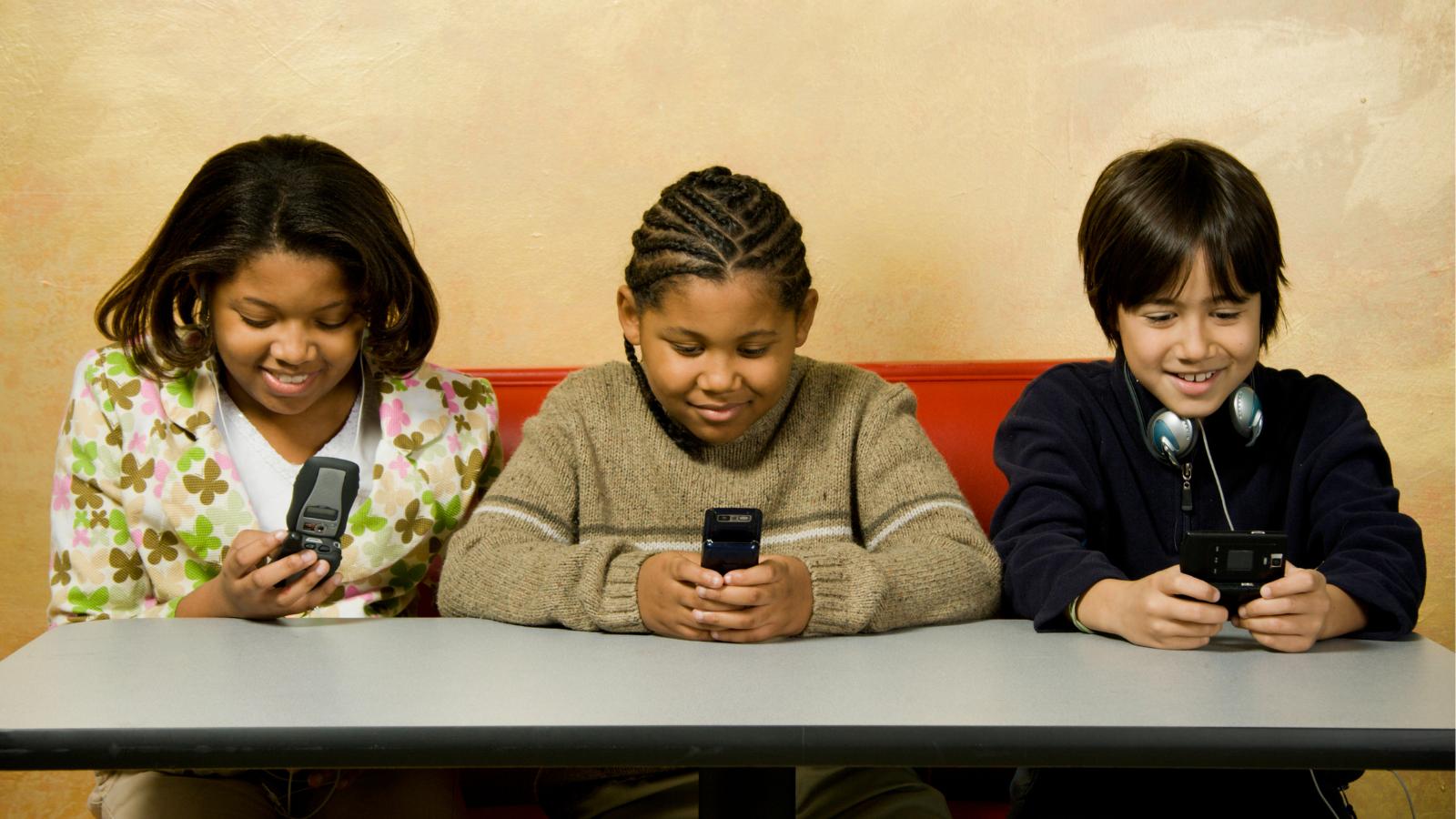 How Easy It Is To Control Children With A Smartphone - 5 Ways